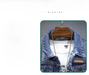 Détail du col de veste en jean bleu avec écusson en cuir et boutons en métal