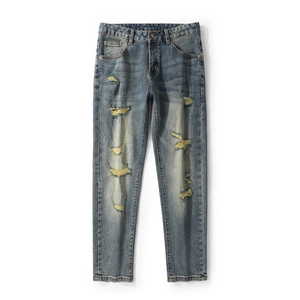 Jean slim bleu avec détails usés et trous doublés de jaune au style décontracté chic