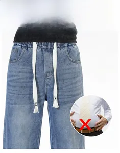 Détail d'un jean délavé clair avec taille élastique et cordon de serrage tissé blanc