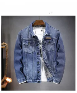 Vue détaillée d'une veste en jean bleue avec doublure polaire grise chaude et poches poitrine