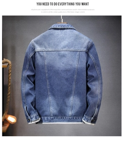 Vue arrière d'une veste en jean bleue pour homme avec délavage vintage et coutures détaillées