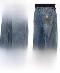Détail du jean bleu foncé délavé avec écusson sur la poche arrière et coupe droite en bas