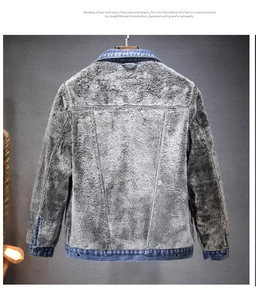Détail de la doublure en polaire grise chaude à l'intérieur de la veste en jean bleue