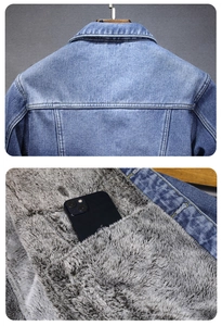 Détail d'une veste en jean bleue avec doublure en polaire grise et poche intérieure