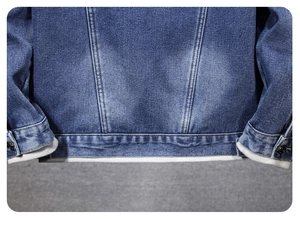 Détail de l'ourlet de veste en jean bleu avec double couture et doublure côtelée