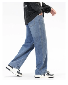 Vue latérale détaillée d'un jean droit bleu clair avec texture denim délavée classique