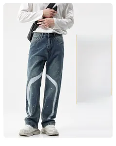Gros plan d'un jean bleu pour homme avec des éclaboussures de peinture et des détails de graffiti