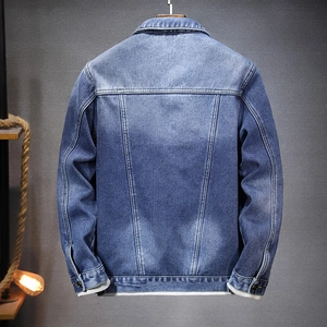 Veste en jean bleu classique avec effet délavé vintage et doublure polaire douce
