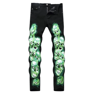 Jean homme noir coupe slim style gothique avec imprimés crânes verts et look urbain