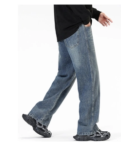 Vue détaillée du jean délavé bleu clair montrant la coupe large et la texture denim rétro