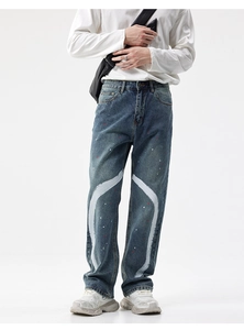 Détail du jean délavé bleu de style américain avec motif artistique blanc et taches de peinture