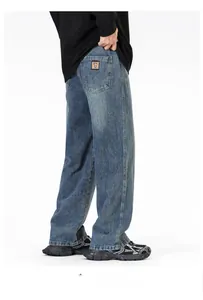 Vue détaillée du tissu denim bleu délavé et de la poche arrière avec broderie du chiffre 7