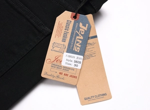 Gros plan de la taille du jean gothique noir avec étiquette de marque, taille 30 et style 5609