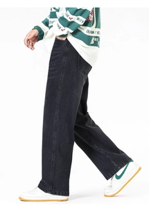 Vue latérale du jean large noir délavé pour hommes avec texture vintage rétro