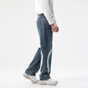 Jean droit homme bleu délavé avec coups de pinceau blancs et motifs de taches de peinture