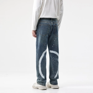 Jean homme style street américain à coupe droite avec imprimé arc blanc et taches de peinture