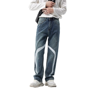 Jean homme coupe droite décontractée bleu délavé avec motif blanc et éclaboussures rouges
