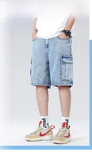 Dettaglio dei pantaloncini cargo in denim azzurro con ampie tasche a patta e taglio largo