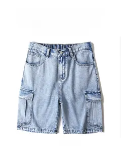 Dettaglio della vita elastica e della tasca cargo su pantaloncini di jeans lavati azzurri