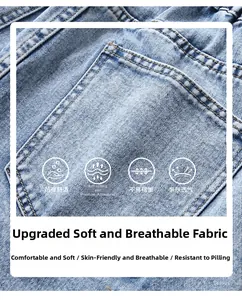 Vista macro del tessuto denim azzurro e dettagli delle cuciture della tasca laterale