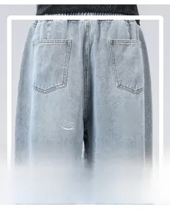 Dettaglio dei jeans in denim lavato azzurro che mostra il tessuto traspirante e le tasche