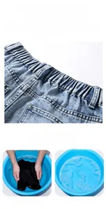 Dettaglio degli shorts in denim azzurro con vita elastica e test di resistenza al lavaggio