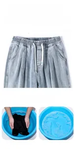 Dettaglio dei pantaloni in denim azzurro con elastico in vita e lavaggio resistente