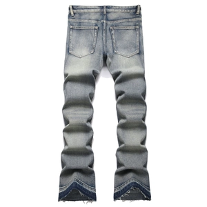 Jean flare homme bleu délavé avec broderie et détails d'ourlets bruts superposés