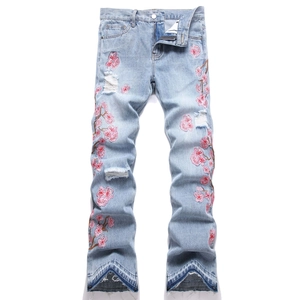 Jean évasé bleu clair pour hommes avec broderies florales et détails usés à la mode