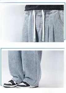 Dettaglio dei jeans azzurri con vita elastica e coulisse piatta bianca regolabile