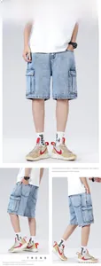 Dettagli dei pantaloncini cargo in denim azzurro con ampie tasche laterali e lavaggio