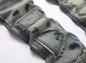 Détails de denim bleu clair avec broderie noire et effets de patchwork usés
