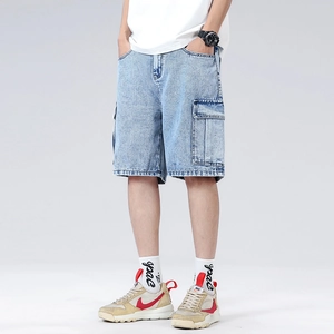 Pantaloncini cargo in denim blu chiaro da uomo dal taglio ampio con tasche multiple