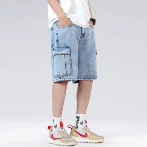 Pantaloncini cargo in denim azzurro da uomo con tasche multiple e vestibilità rilassata