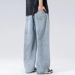 Jeans in denim celeste da uomo con gamba larga, taglio dritto morbido e tasche posteriori