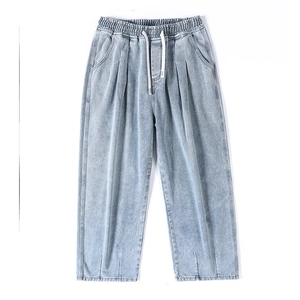 Jeans larghi da uomo azzurro chiaro con coulisse in vita e pieghe frontali eleganti