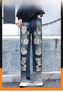 Détails de déchirures sur un jean bleu délavé coupe droite et ample pour hommes