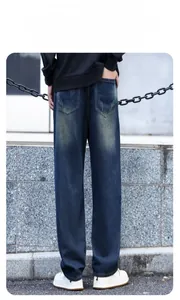 Détail du délavage vintage et de la coupe ample sur un jean droit bleu pour hommes