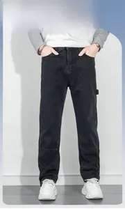 Détails des coutures cargo et empiècements genoux sur pantalon denim gris