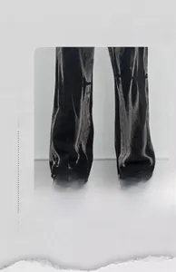 Détail du pantalon cargo gris tie-dye avec coupe droite et texture coton épais