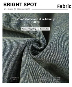 Vue macro du tissu denim bleu respirant avec finition anti-boulochage et toucher lisse