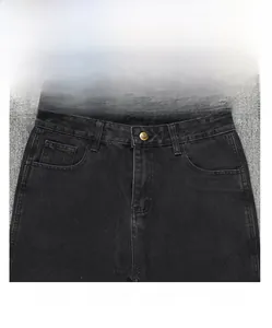 Détail de la taille du jean cargo noir montrant le denim, le bouton et les coutures