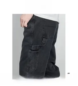 Détail de la poche cargo et de la boucle porte-marteau sur le jean noir droit