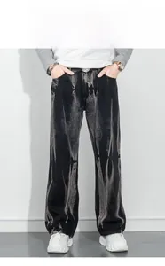 Vue détaillée du jean droit gris-noir avec texture délavée irrégulière effet fumée