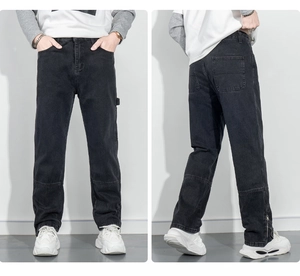 Détail d'un jean cargo noir avec coutures aux genoux et fermeture éclair latérale