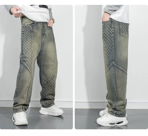 Détail du jean vintage avec empiècements matelassés et texture délavée authentique