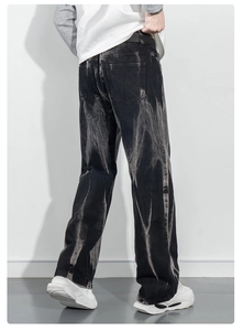 Détail du dos d'un pantalon en denim noir délavé à l'acide avec une texture effet neige