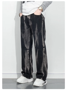 Détail du pantalon en denim noir délavé à l'acide de style urbain avec texture vintage