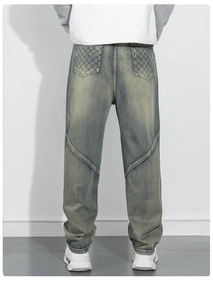 Détails du jean vintage avec poches à surpiqûres losanges et empiècements obliques