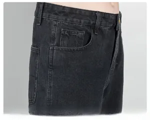 Détail des poches avant d'un jean cargo noir montrant la texture denim et les coutures